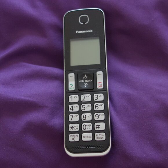 Panasonic Cordless Phone w/ Answering Machine Base & 2nd Cordless Phone w/ Base - Picture 3 of 11